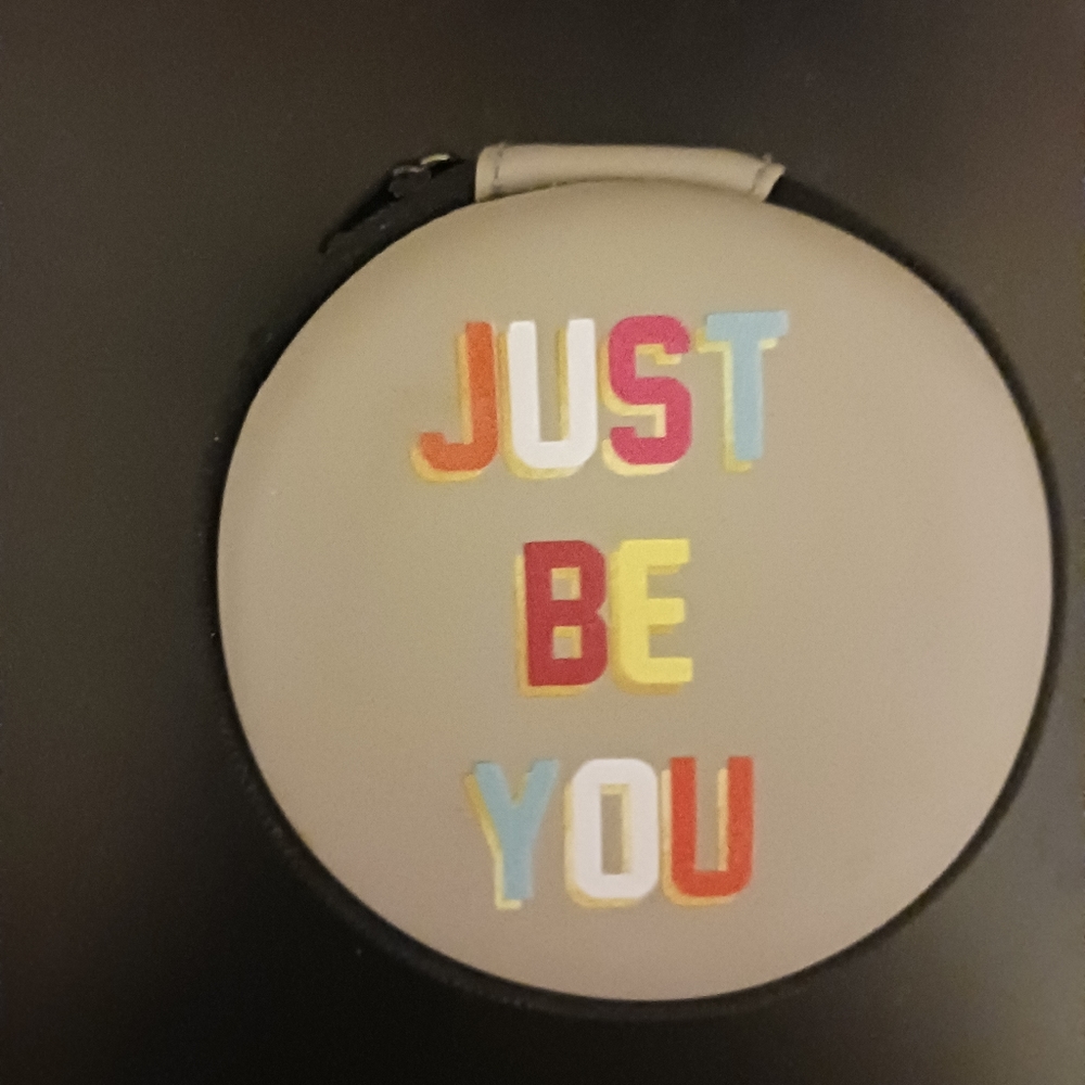 Earbud case - Picture 2 of 3